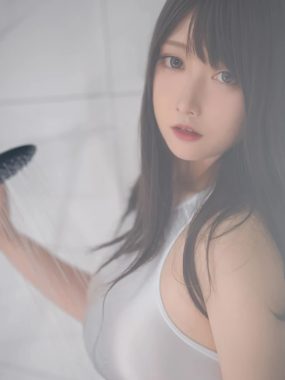 纯净与力量的碰撞:Coser念念_D[白色竞泳]20P超清图片集一览