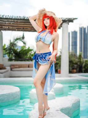 原神蜜汁猫裘COS：演绎夏日水岸泳装版妮露的灵动与优雅