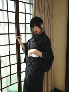 鹿野希：写真艺术中的纯欲美学探索者