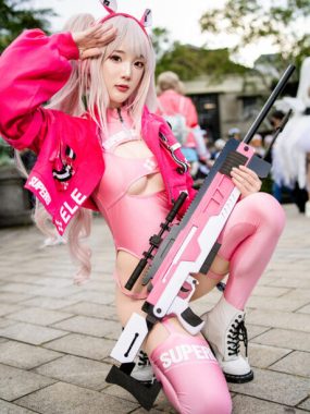 百變恩恩ん爱丽丝COS：金发妮姬攻陷acosta！软萌引爆全场