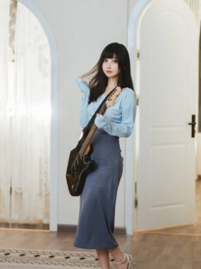 吉他妹妹COS再升级，rioko凉凉子弹奏出清新与性感的和弦