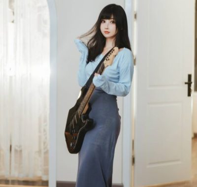 吉他妹妹COS再升级，rioko凉凉子弹奏出清新与性感的和弦